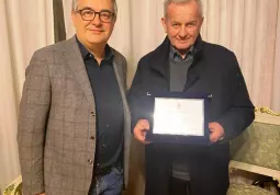 Il sindaco Marco Gallo consegna la targa ad Aldo Raineri